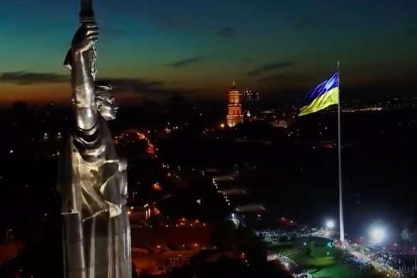 Самый большой флаг Украины торжественно подняли в Киеве (видео)