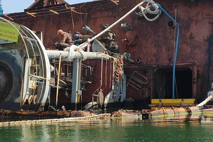 Фахівці готуються відкачувати воду із затонулого танкера Delfi