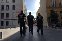 Біля клініки чергують близько 10 правоохоронців