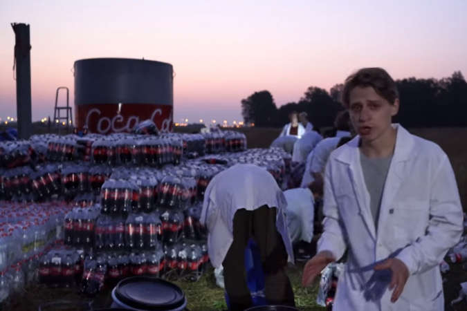 Блогер висипав соду в 10 тисяч літрів Кока-Коли і зняв відео