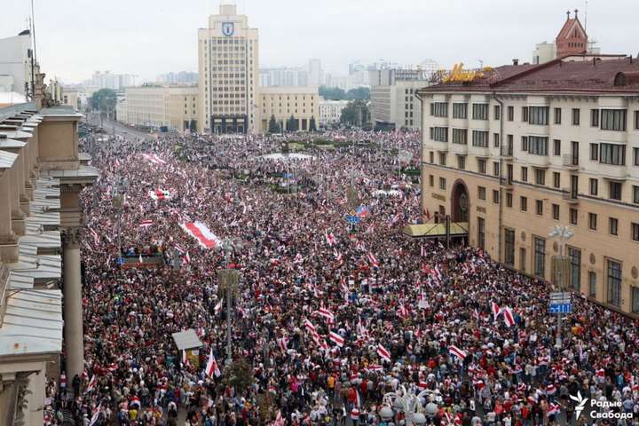 У Мінську знову акція протесту. Десятки тисяч людей вийшли на вулиці