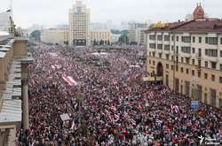 У Мінську знову акція протесту. Десятки тисяч людей вийшли на вулиці