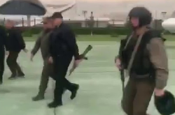 Лукашенко прибув до Мінська на вертольоті. Білоруський лідер озброєний автоматом (відео)