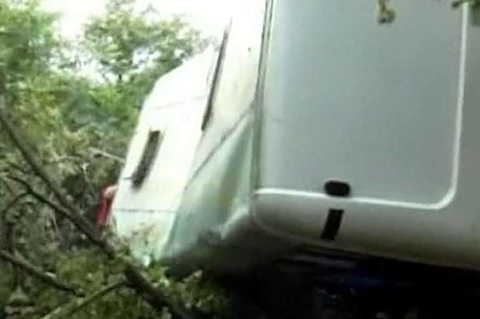 У Грузії мікроавтобус зірвався з 80-метрового обриву: майже два десятки загиблих