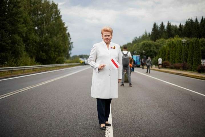 Експрезидентка Литви Грібаускайте стала у ланцюг солідарності з білорусами (фото)