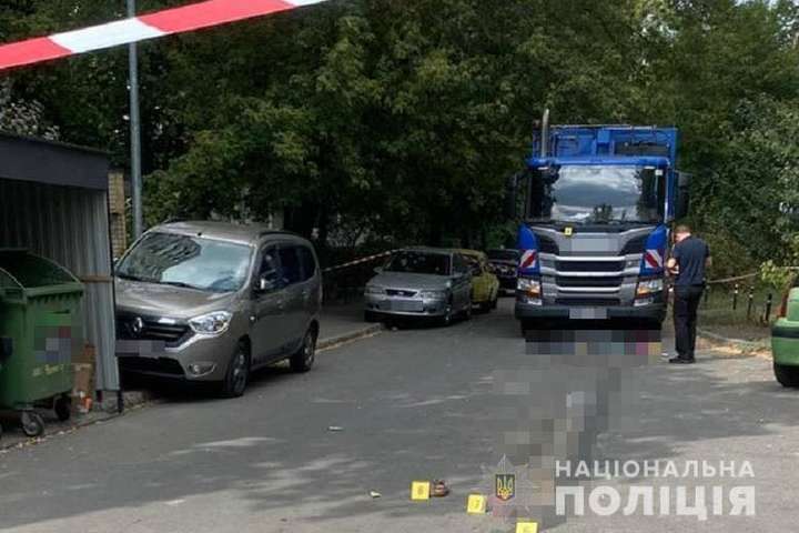 ДТП в Киеве: Пьяный водитель мусоровоза 8 метров тянул за собой тело женщины (Фото)
