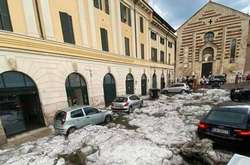 На півночі Італії град і сильний дощ затопили вулиці і наробили заметів (фото) 