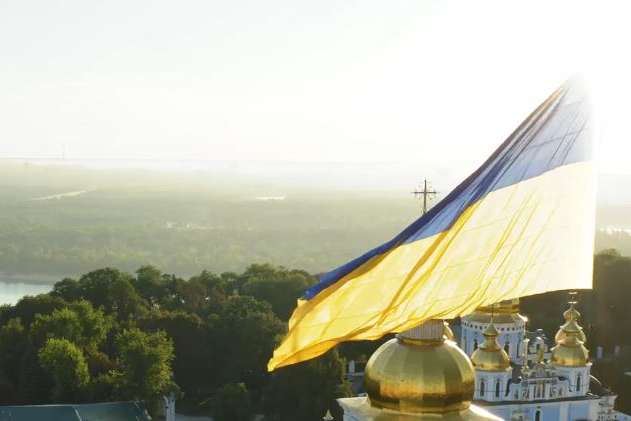 Встречайте в своем городе: над Украиной взлетел государственный флаг гигантских размеров (видео)