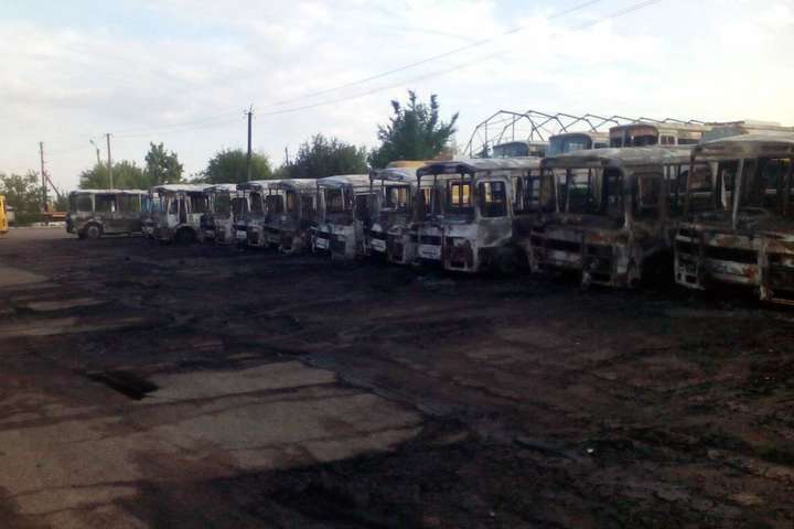 У Черкаській області невідомі спалили близько десяти автобусів