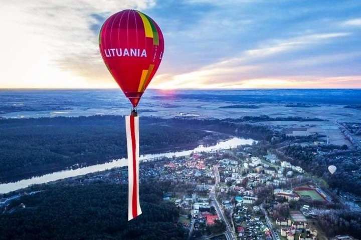 Білорусь підняла військові гелікоптери, аби перехопити повітряні кульки з Литви