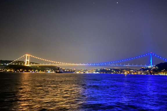 У Туреччині телевежу та мости через Босфор підсвітили кольорами українського прапора