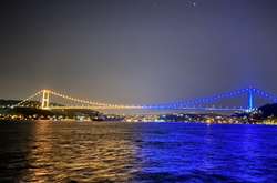 У Туреччині мости через Босфор підсвітили кольорами українського прапора