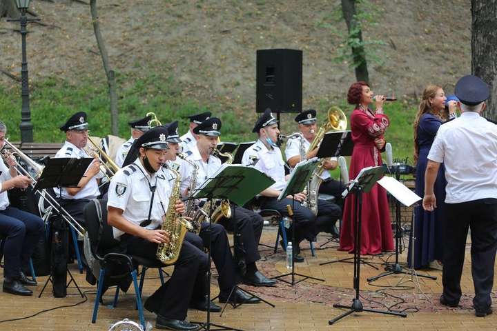 Поліція влаштувала концерт на Володимирській гірці (фото)