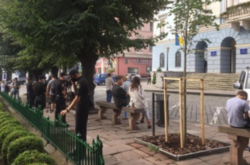 Поблизу приміщення ратуші наразі чергують приблизно 15 осіб у формах патрульної поліції