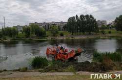 Канадський комбайн Aquamarine розчищає водойми в Києві