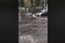 Наслідки зливи в Києві: Троєщина перетворилась на Венецію (відео)