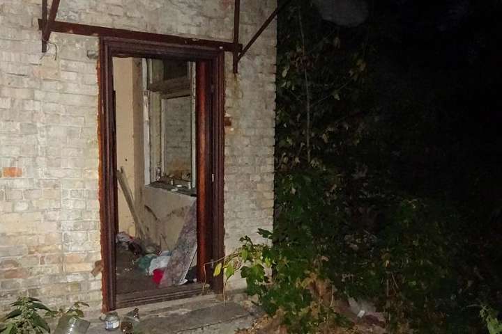 У Києві розшукуваний злочинець затягнув жінку у покинуту будівлі, побив і пограбував (фото)