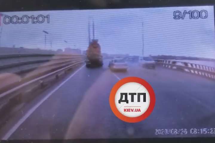 На Південному мосту в Києві бетономішалка потрощила дві автівки (відео)