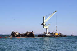 До аварійного танкера підійшли чотири потужні буксири і фахівці перевіряють кріплення буксирів, міцність корпусу танкера