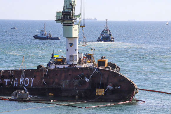 В Одессе затонувший танкер «Делфи» наконец-то поставили на ровный киль (фото, видео)