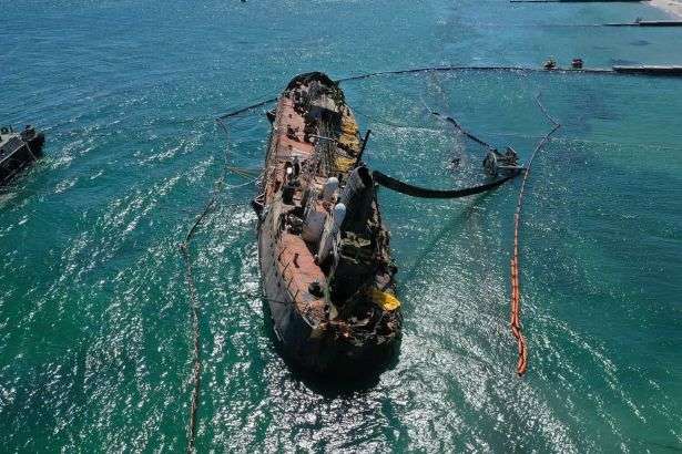Підйом танкера Delfi в Одесі: судно поставили на кіль