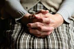 Старенька жінка страждала від домашнього насильства