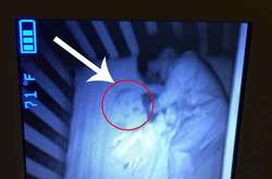 У женщины пропал сон после того, как она увидела младенца-призрака в кроватке сына (фото)