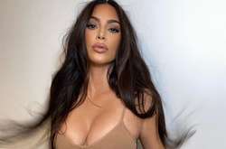 «Обжигающая красотка»: Ким Кардашьян в топе и трусиках подразнила мужчин (фото)