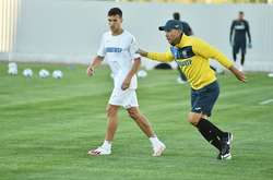 Шевченко демонструє Олександру Тимчику ньюанси в тренувальному процесі 