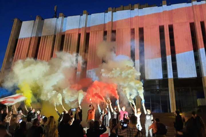 «Український дім» у Києві підсвітили кольорами прапору Білорусі