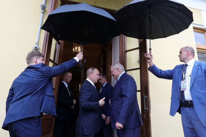 «Из него можно сделать фарш». Reuters рассказал о планах Кремля на счет Лукашенко