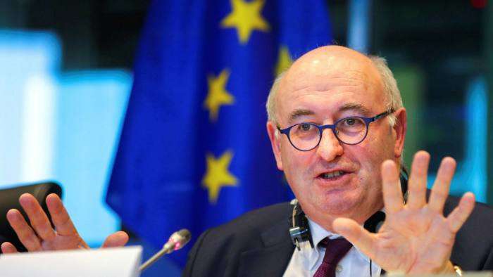 Комісар ЄС з торгівлі пішов у відставку через порушення карантину