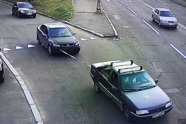 У Києві викрадач авто за допомогою троса відбуксував чужий легковик (фото)