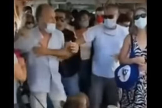 Натовп в Італії покарав чоловіка, який не одягнув маску (відео)
