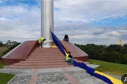 Не прошло и недели: самый большой флаг Украины надо заштопать