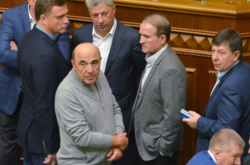  «Опозиційна платформа-За життя» має також 13 кнопкодавів, три підконтрольні партії інформаційні канали та зв'язки з Росією, які партія навіть не приховує - рух «Чесно» 