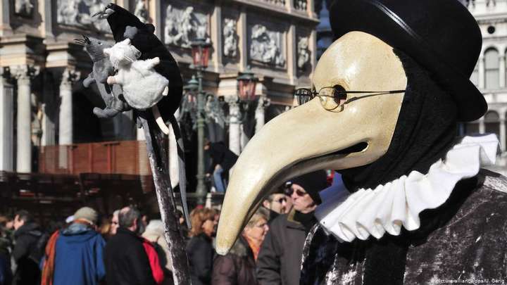 Толпа в Италии наказала мужчину, который не одел маску (видео)