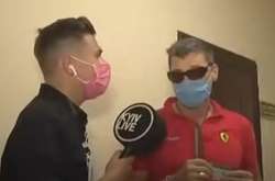 Депутат Олександр Пабата із журналістом у приміщенні Київавтодору