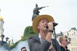  Під час скандального виступу 24 серпня Сергію Бабкіну доручили виконувати легендарну пісню «Вона» гурту «Плач Єремії» 