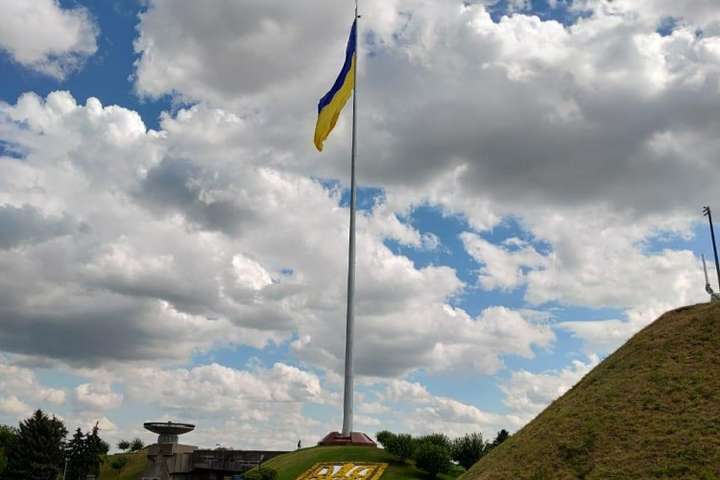 Кличко спростував чутки про пошкодження найбільшого прапора України (фото)
