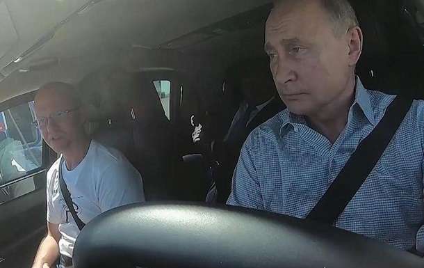 Путін в окупованому Криму проїхав за кермом по новій трасі