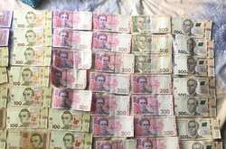 Під час обшуку правоохоронці вилучили гроші, отримані від продажу забороненого «товару»