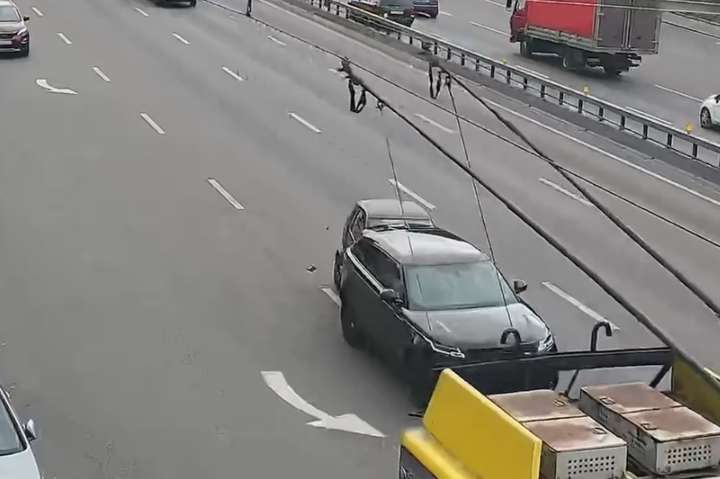 У Києві п’яна водійка Smart врізалась у Land Rover (відео)