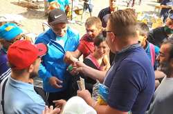 Во Львове неизвестный «Иисус Христос» несколько дней раздавал прохожим деньги (Видео)