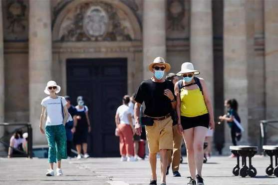 Париж вводить обов'язковий масковий режим на вулиці