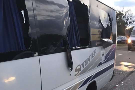На трасі Київ-Харків невідомі розстріляли автобус — Зеленський відреагував на стрілянину під Харковом
