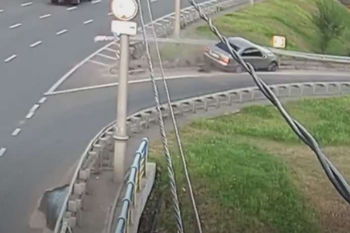 П’яне ДТП в Києві: Mercedes зніс відбійник, а водій прикинувся пасажиром (відео)