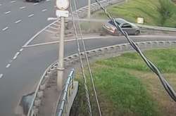 П’яне ДТП в Києві: Mercedes зніс відбійник, а водій прикинувся пасажиром (відео)