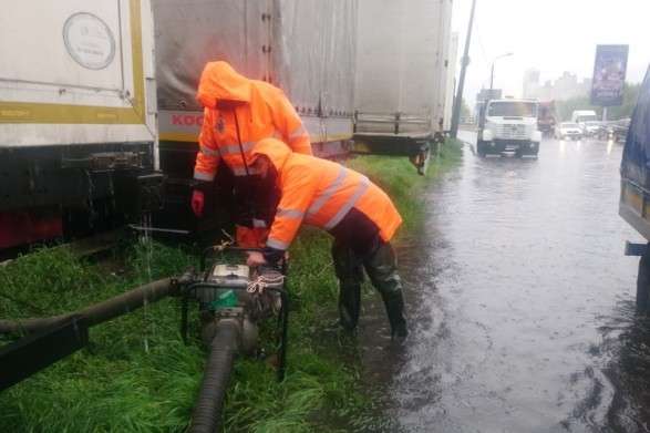 Через зливи гідрослужби Києва працюють у посиленому режимі
