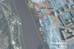 Спірна ділянка землі належить до 100-метрової прибережної захисної смуги лівого берегу річки Дніпро та до зони особливого режиму забудови 